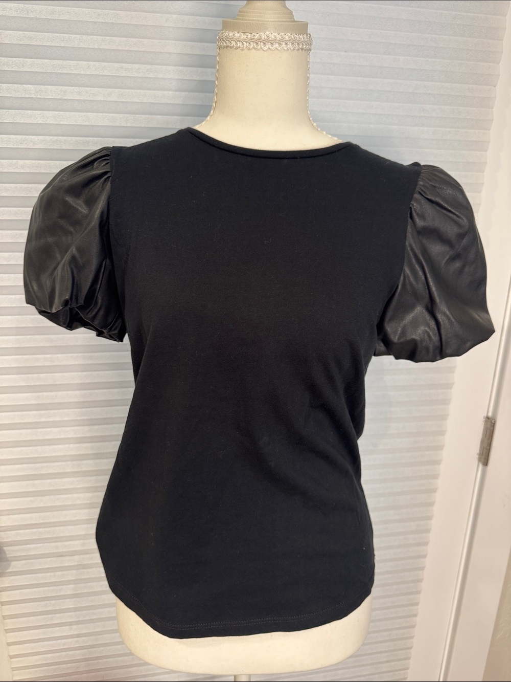 Zara Black Puff-Sleeve Short Sleeve Tee Youth size 14-16 CB0917